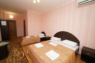 Гостиница Изумруд Новомихайловский Трехместный номер с балконом-2