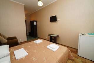 Гостиница Изумруд Новомихайловский Двухместный номер с 1 кроватью и собственной ванной комнатой-2